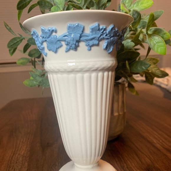 Wedgwood Etruria Barlaston Blue on White vase - 7 Inches Tall - Picture 2 of 7